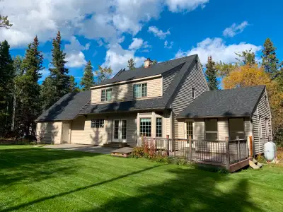 Vintage colonial design, with Australian hardwood and carpet flooring. Wood carpentry, custom built-...
