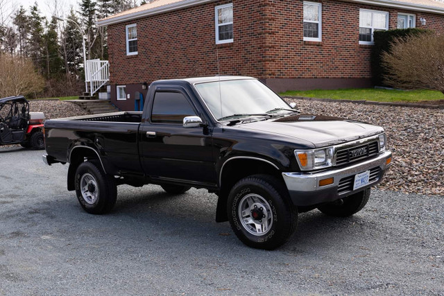 1990 Toyota pickup in Classic Cars in Cole Harbour - Image 3
