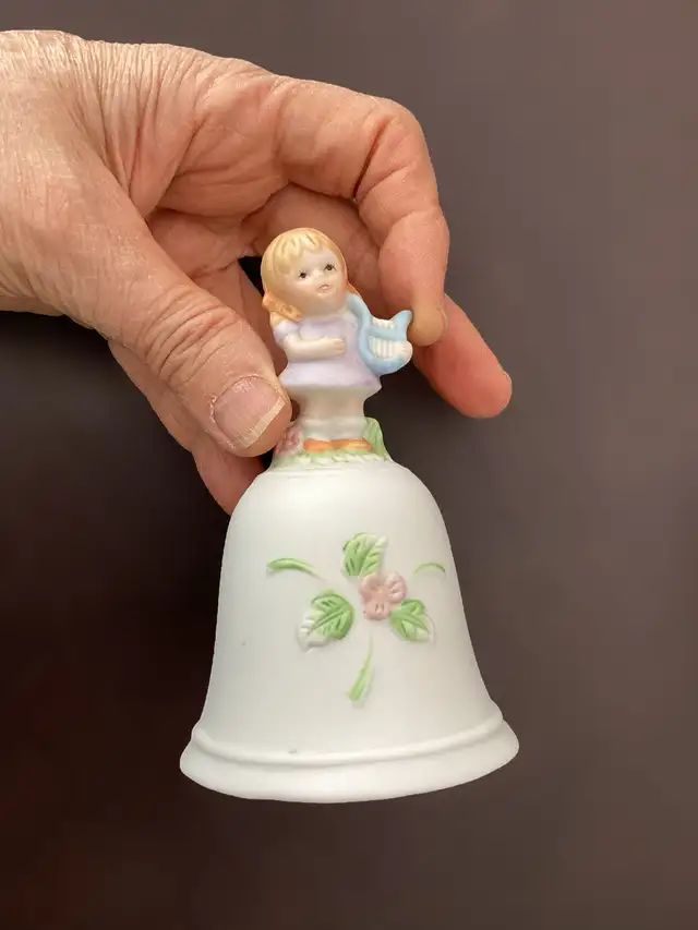 Paire de 2 clochettes en porcelaine Homco in Arts & Collectibles in Québec City - Image 3