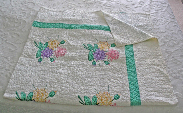 Hand Stitched and Hand Embroidered Cotton Blanket (Vintage) in Arts & Collectibles in Guelph - Image 2
