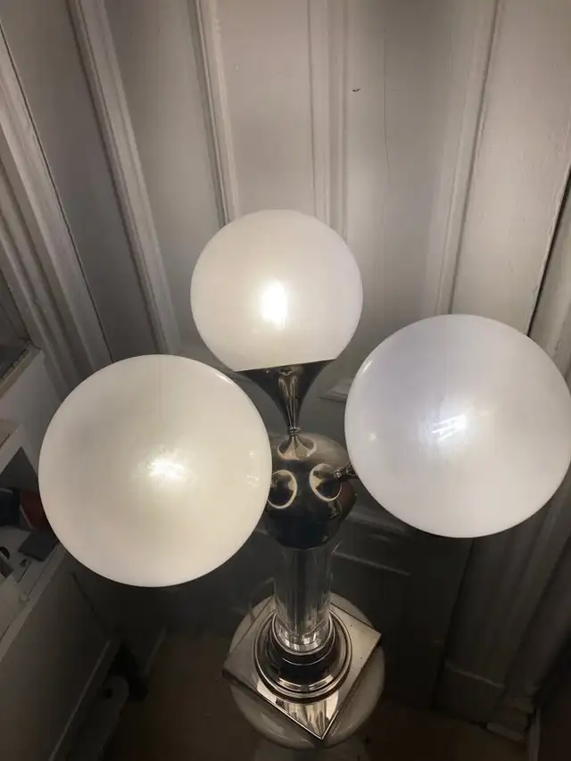 Retro Chrome and Glass Table Lamp with 3 Globes - $270 Cash Only in Indoor Lighting & Fans in City of Montréal - Image 9