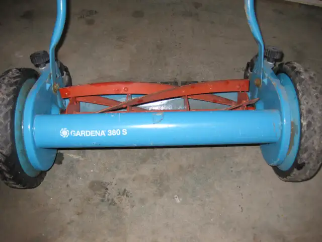 Tondeuse a main ( Manuel ) in Lawnmowers & Leaf Blowers in Longueuil / South Shore - Image 3