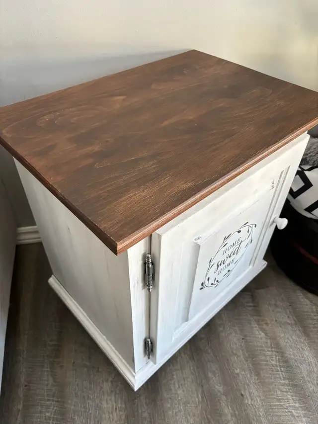 Petit meuble blanc sur pattes noires in Coffee Tables in Trois-Rivières - Image 4