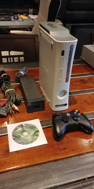 Console de jeu video XBox 360 de Microsoft avec 1 manette sans fil, 60GB HDD, bloc d’alimentation et...