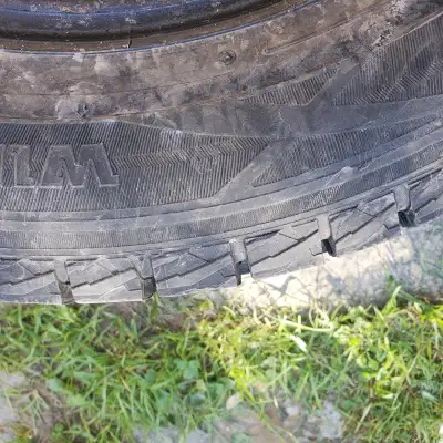 1 pneu Dunlop Winter MAXX SJ18 225 60 R17 Payé $175 Utilisé juste 1 hiver Comme neuf