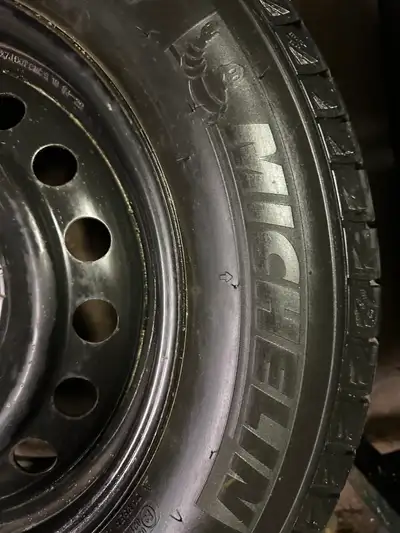 Pneus d’hiver Michelin Latitude X-ICE 235-60-R18 avec Jantes en Acier 5 x 120 et TPMS d’Origine Étai...