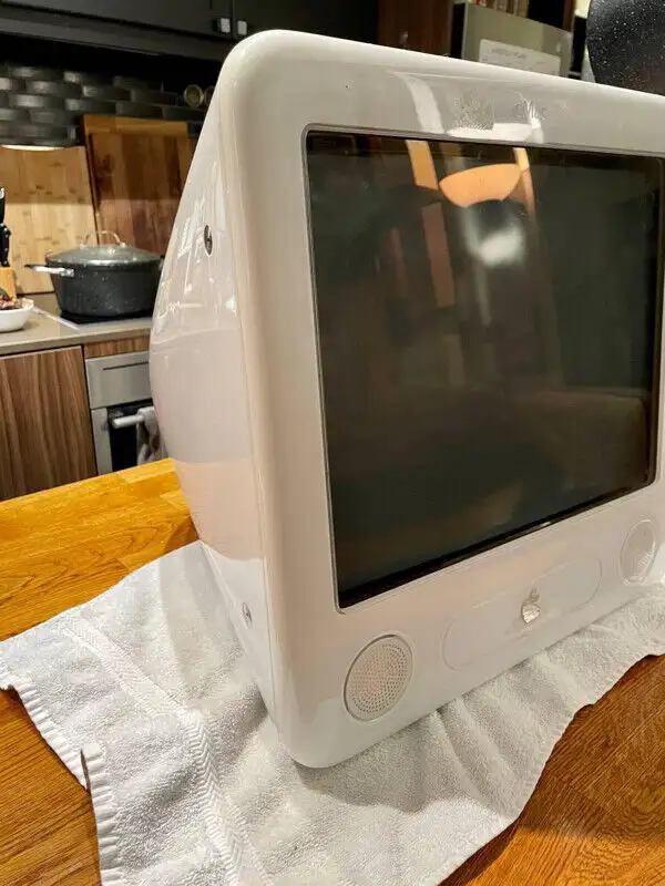 Apple 17” eMac, EMC 2057 (Q86J) - For Parts64595458967043122