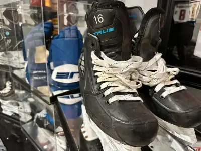 Toronto Maple Leafs Mitch Marner 2017-2018 (2nd year) custom game used TRUE skates. Skates show lots...