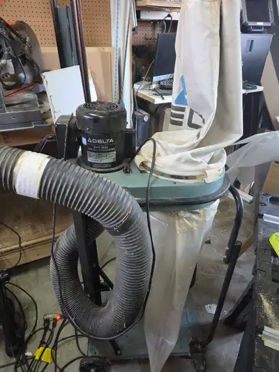 Keep your workshop clean with this efficient Delta Model 50-075 dust collector. This is a pre-owned...