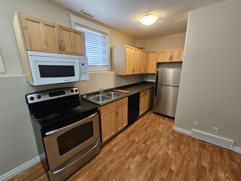 2 bedroom Suite Ground Level Close to University of Sask. Long