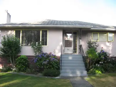 Main fl;oor of bungalow house, Excellent location to school, shop, bank, community center,