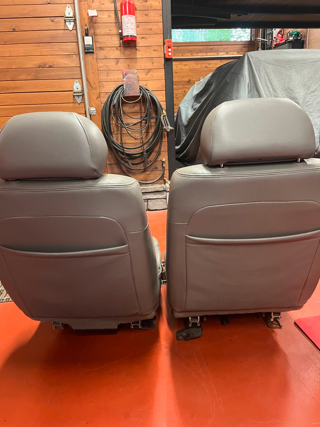 2000 Blazer Front leather seats in Other Parts & Accessories in Saskatoon - Image 2