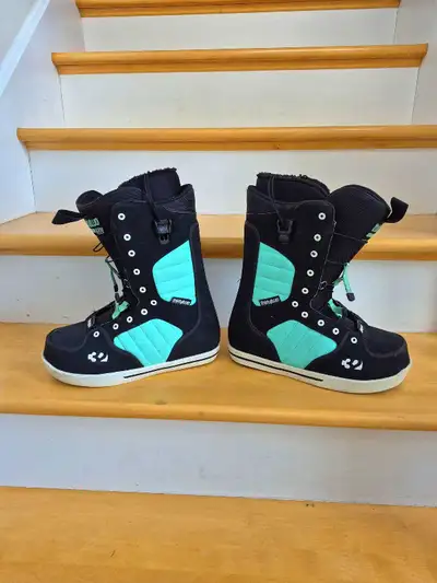 Like NEW Women's Size 9 Quick Lace Snowboard Boots , View more