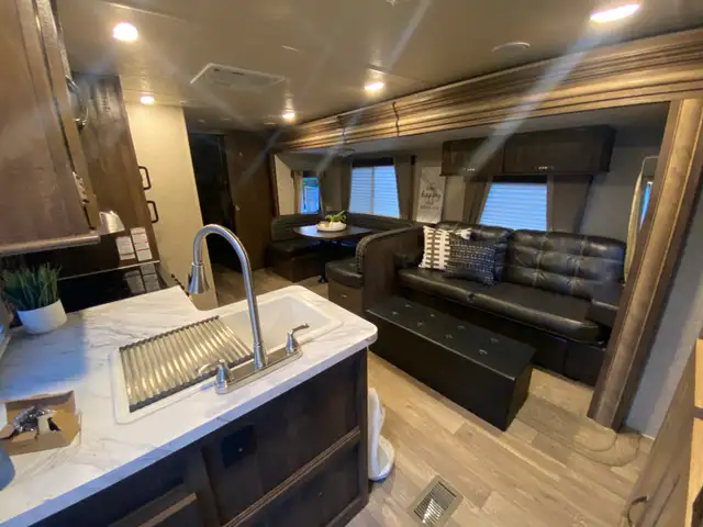 Your search for the perfect family camper stops here! in Travel Trailers & Campers in Regina - Image 7