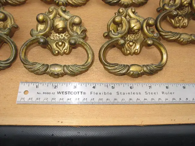 Anciennes poignées de meubles in Arts & Collectibles in West Island - Image 3