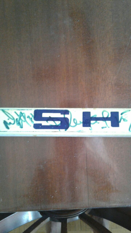 Hockey stick autographed by 14 Toronto Maple Leaf players 1992. in Arts & Collectibles in City of Toronto - Image 3