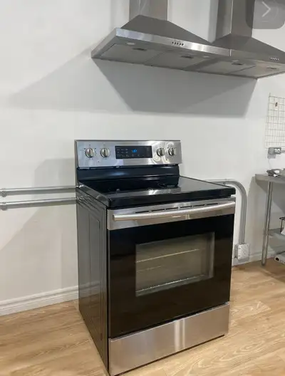 Selling a Samsung 30 in. 5.9 cu. ft. Freestanding Stainless Steel Electric Range with fan convection...