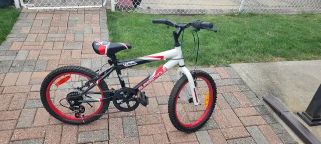 Boy's 8 Team Supercycle in Kids in Cornwall - Image 8