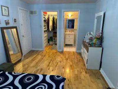 Spacious room, attached washroom, friendly environment, spacious kitchen and living area Perfect for...