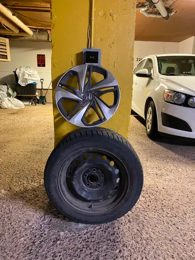 4 jantes 16 pouces et 4 enjoliveurs étaient sur véhicule Honda Civic Sur les jantes il y a pneus hiv...