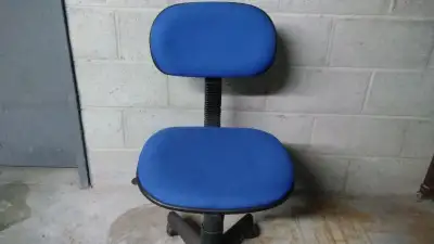 Chaise de bureau bleue ajustable sur roulettes La chaise que vous attendiez! Très propre Les roulett...