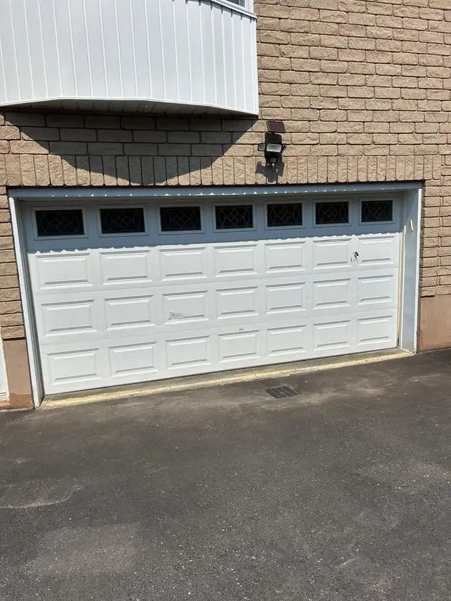 Great condition white garage door 15’x7’ with silent motor in Garage Doors & Openers in City of Montréal - Image 4
