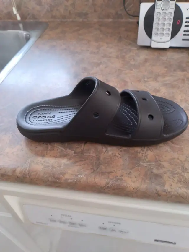 WOMEN'S SIZE 9 CROCS SANDALS in Women's - Shoes in City of Halifax - Image 9