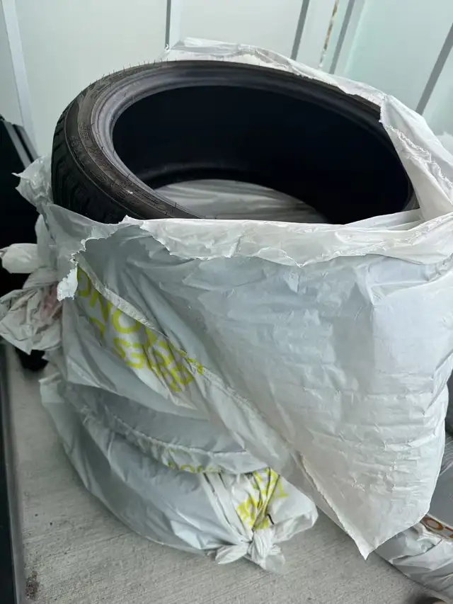 set of four used 225/40/R18 Nokian Hakkapeliitta R3 Snow Tires in Tires & Rims in Kitchener / Waterloo - Image 4
