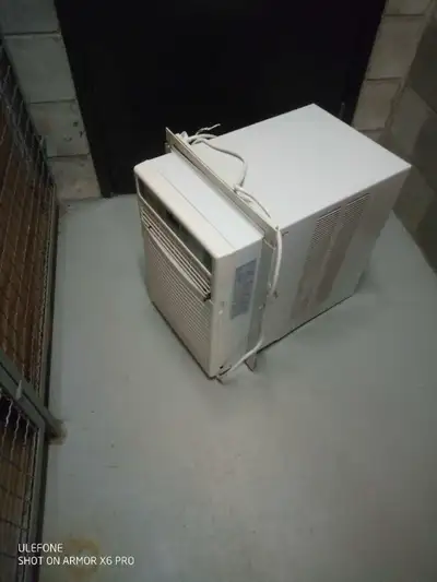 Restez au frais avec ce climatiseur de fenêtre LG d'occasion, idéal pour maintenir une température c...