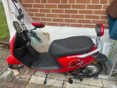 This pre-owned ViperMax electric scooter is an efficient and stylish way to get around town, featuri...
