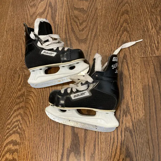 Bauer Junior kids ice skate size 8 in Skates & Blades in City of Toronto - Image 2