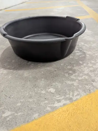 Selling a used oil drain pan in good condition – perfect for anyone who does their own car maintenan...