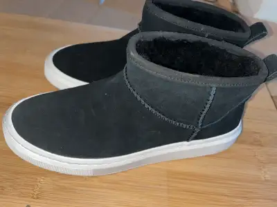 Please read : Brand new boots But there’s a slight size difference in the 2 boots boots. -left foot...