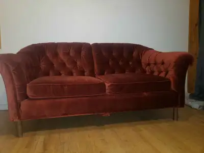 RARE Velvet red loveseat vintage Antique Boho Velvet Comfy Mcm 31 x 65 x 21 Pick up in Thorncliffe