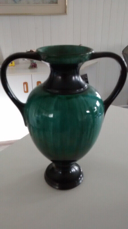 Vase Blue Mountain pottery double handle dans Art et objets de collection  à Granby