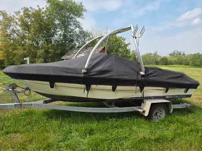 2001 MAXUM 1800 SR ski boat. Factory wake tower. Includes brand new battery put in July 2025. Seats...
