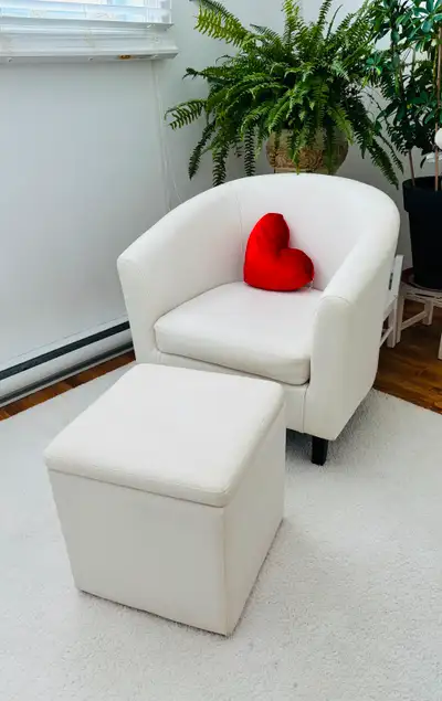 2 fauteuils tonneaux et ottoman en cuirette blanc facile d'entretien.