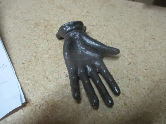 DECORATIVE CAST IRON WALLMOUNT FIGURAL HAND HOOK $20 HOME DECOR in Home Décor & Accents in Winnipeg - Image 2