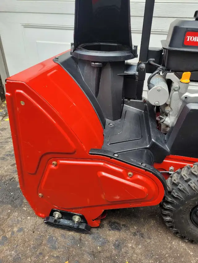 Toro Snowmaster 724QXE snowblower in Snowblowers in Kitchener / Waterloo - Image 10