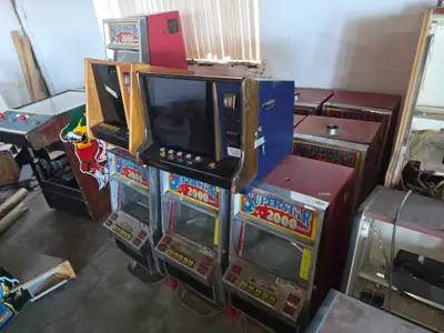 Arcade et poker cabinet lot vintage gameroom, View more