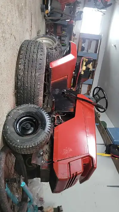 2000 lawn mower for sale pls conatet me at 613 438 5185 or on here