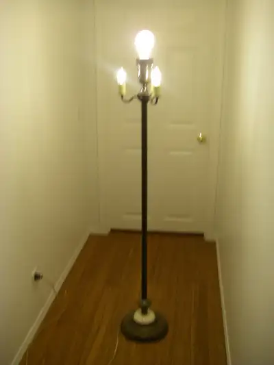 Excellent working condition. Main light, three side lights. Uses three light bulb (main light): 100...
