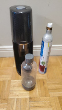 Sodastream with a FULL co2 canister and bottle