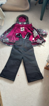New condition Snow suit size 3T