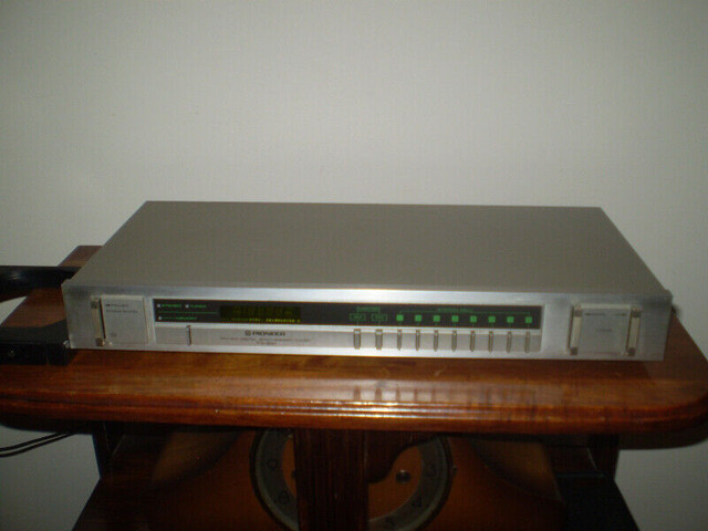 PIONEER STEREO AM/FM " TUNER " TX-301 ( Japan 1984 ) in Stereo Systems & Home Theatre in Thunder Bay