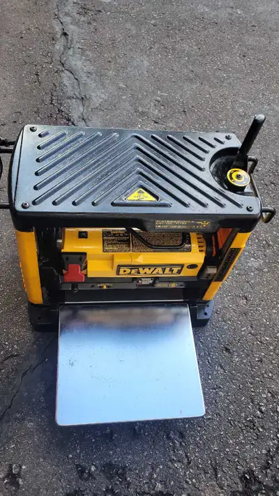 DeWalt thickness planer with extra blades and manual in excellent working condition