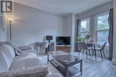 Close to the Hub and Queens One bedroom with Laundry and Parking
