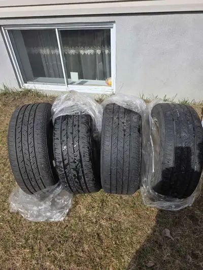 Je vends un ensemble de 4 pneus d'été Continental en bon état, de taille 215/55R16 93H. Ces pneus on...