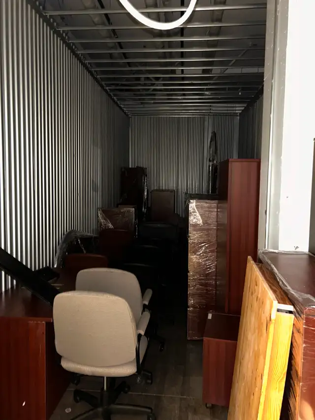 NEGOCIABLE - OFFICE FURNITURE SET in Desks in Ottawa - Image 3