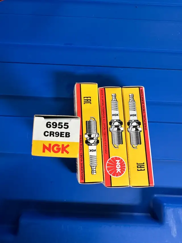 NGK CR8EB Spark Plugs in Engine & Engine Parts in City of Halifax - Image 2